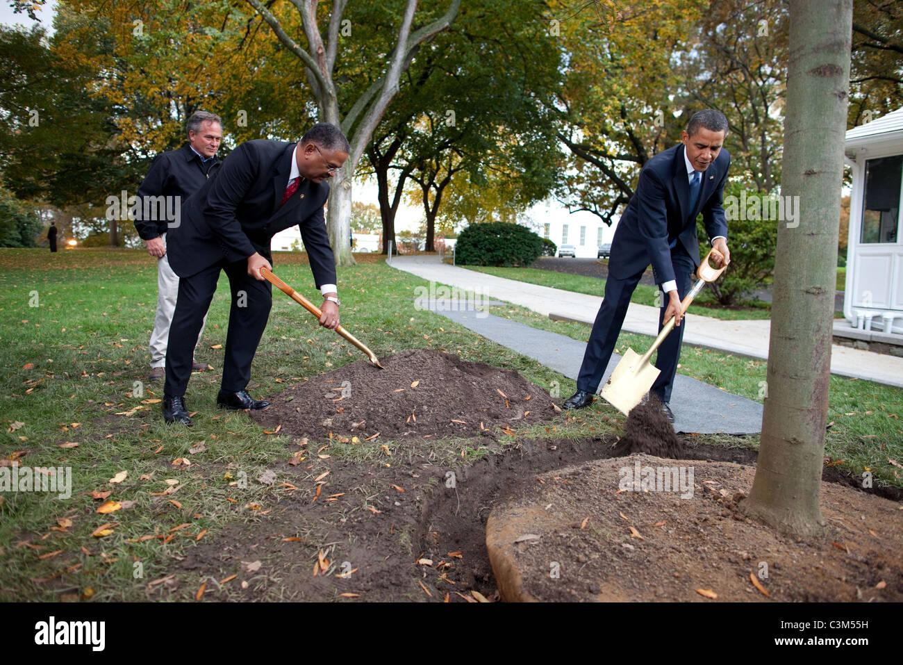 Präsident Barack Obama zusammen mit Garten Superintendent Dale Haney und Chief Usher Konteradmiral Stephen W. Rochon (Ret.), Stockfoto