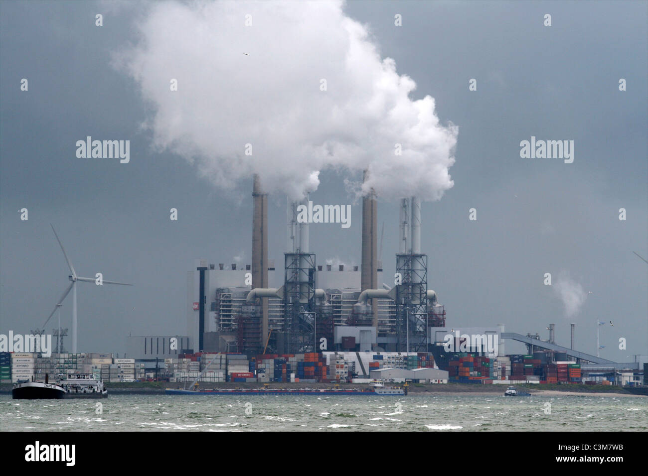 Dampf aus dem Kraftwerk in Hollandharbour von Amsterdam Stockfoto
