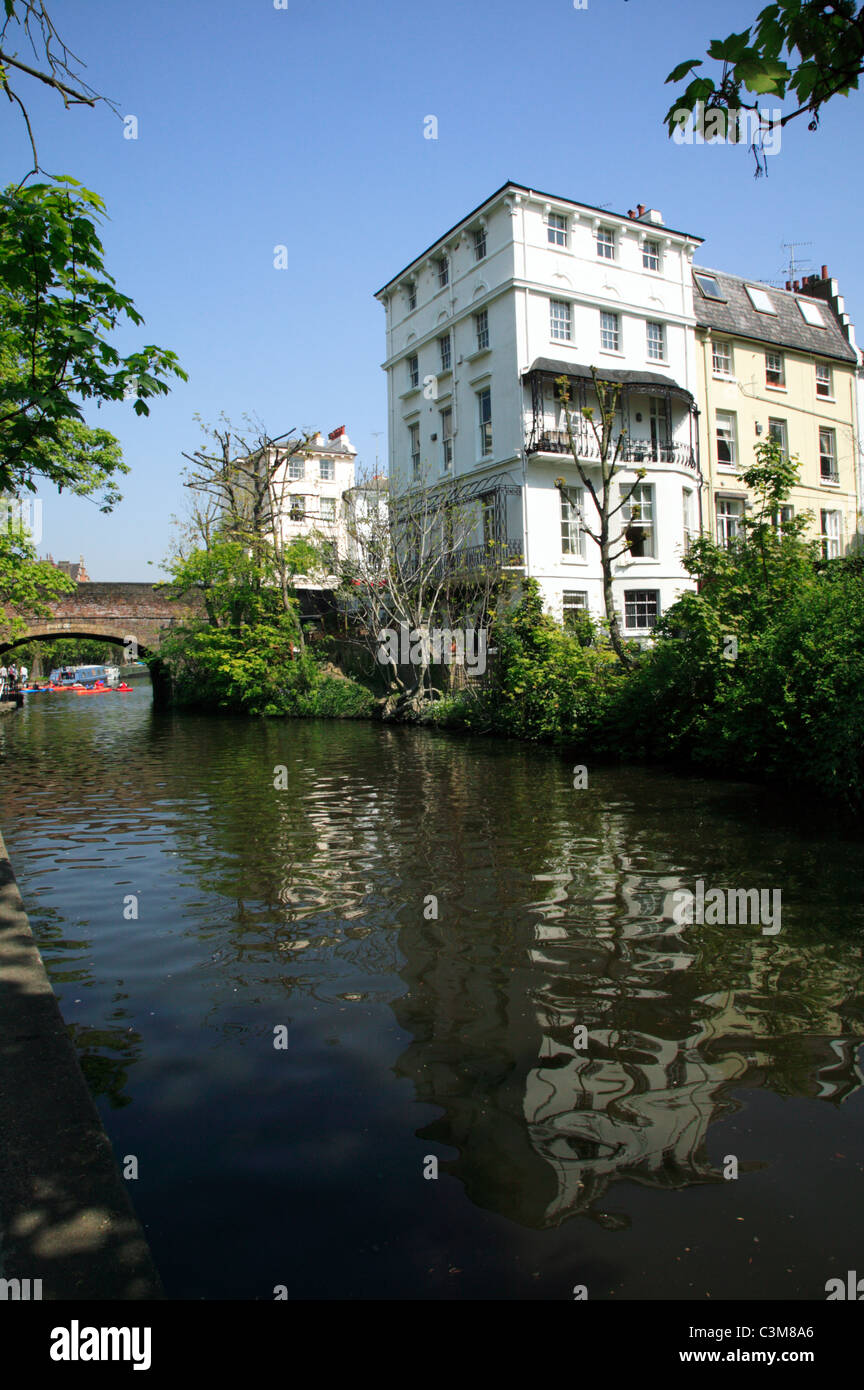 Blick auf den Regent Kanal oberhalb der Straßenbrücke Regents Park. Stockfoto