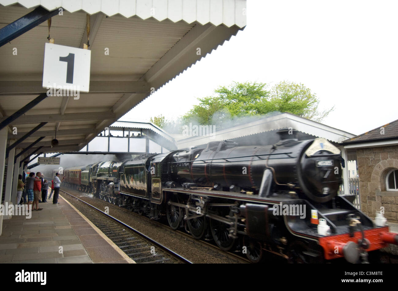 Doppelte geleitet Dampfloks "Black Five" 45305 und "Brittania" 70013 "Oliver Cromwell" Geschwindigkeit St.Erth Durchgangsbahnhof. Stockfoto