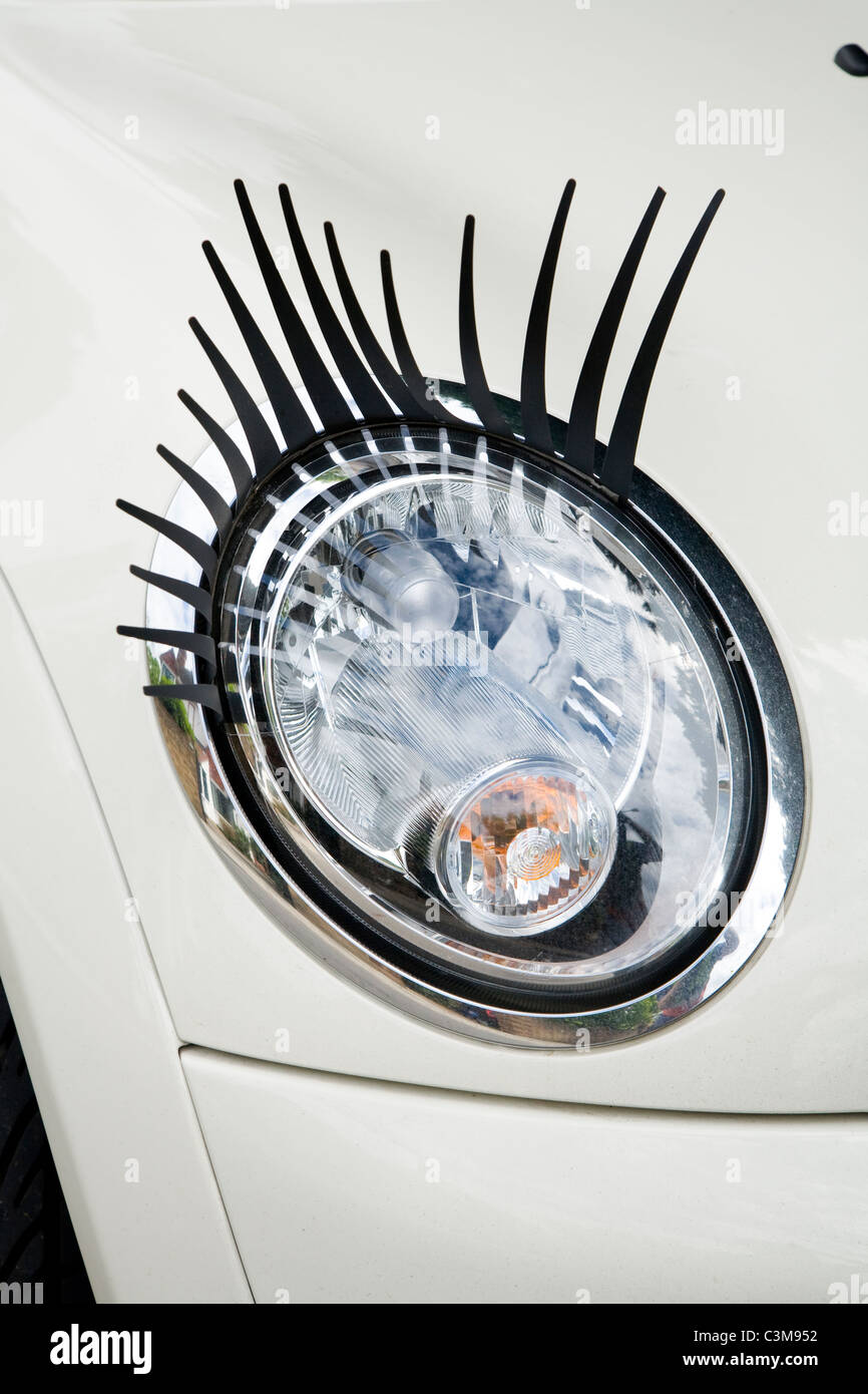Auge Wimpern / Wimpern / Wimpern / Wimpern angebracht zu einem Mini-Auto / Auto  Scheinwerfer / Head Lampe / Scheinwerfer / Licht / Beleuchtung  Stockfotografie - Alamy