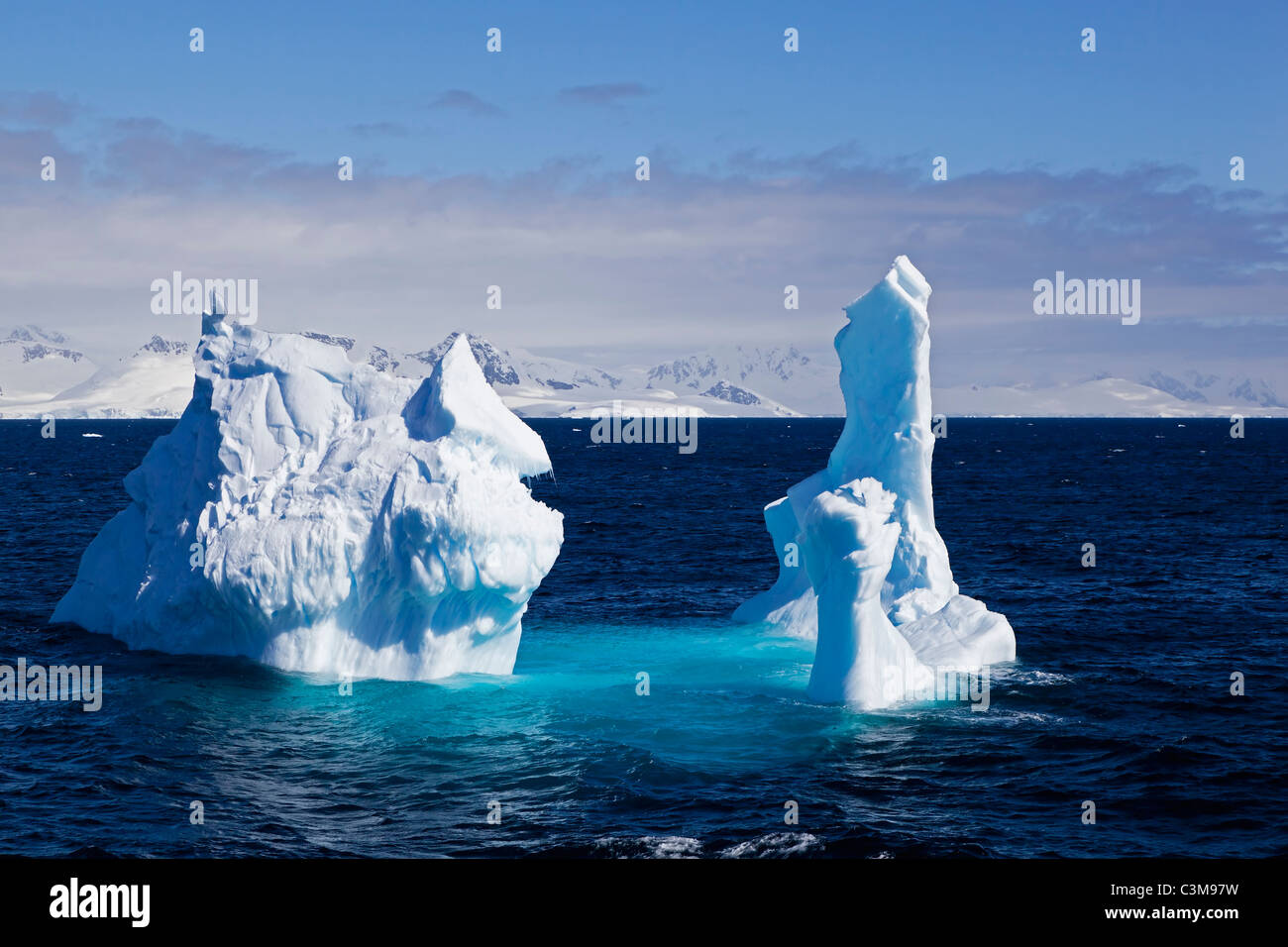 Süd-Atlantik, Antarktis, antarktische Halbinsel, Gerlache Strait. Eisberg mit schneebedeckten Bergkette im Hintergrund Stockfoto