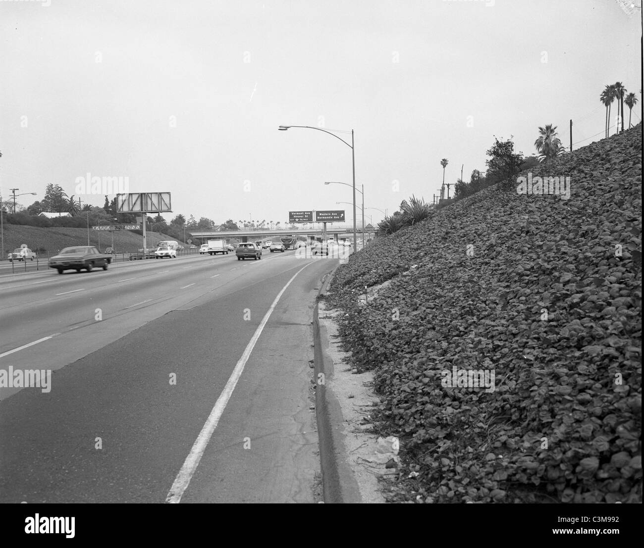 Los Angeles 1960er Jahren negativ, Hollywood Freeway Autobahn Szene, L.A. California schwarz / weiß Stockfoto