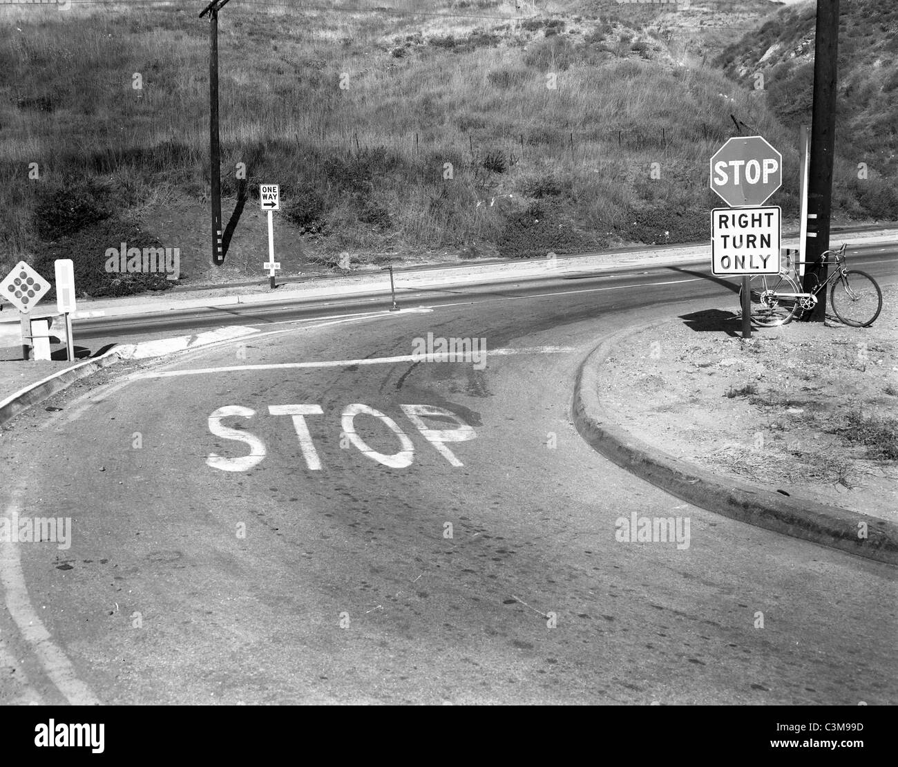 Los Angeles Straßenszene Fahrrad alternative Verkehrsmittel Öl Krisen Stoppschild Einweg Straße Hügel trocken grass Kalifornien der 70er Jahre Stockfoto