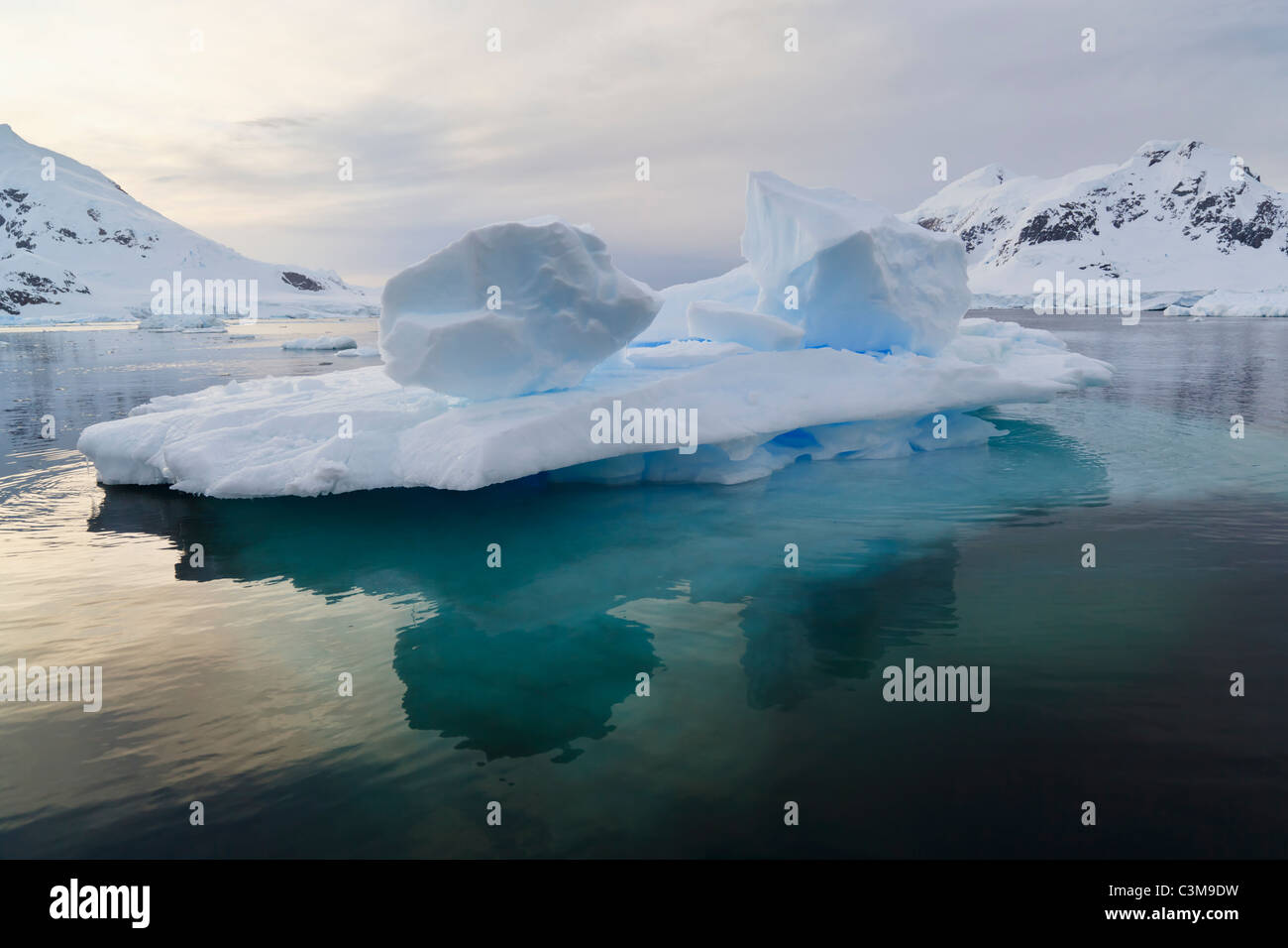 Süd-Atlantik, Antarktis, antarktische Halbinsel, Gerlache Strait, blaue Eisberg & Schnee bedeckt Bergkette, Paradise bay Stockfoto