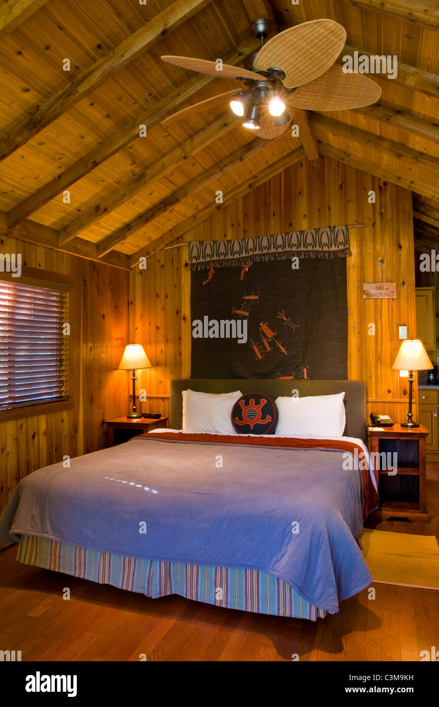 Gästebett im rustikalen Luxus in Zeder Holz Hütte, El Capitan Canyon Resort in der Nähe von Santa Barbara, Kalifornien Stockfoto