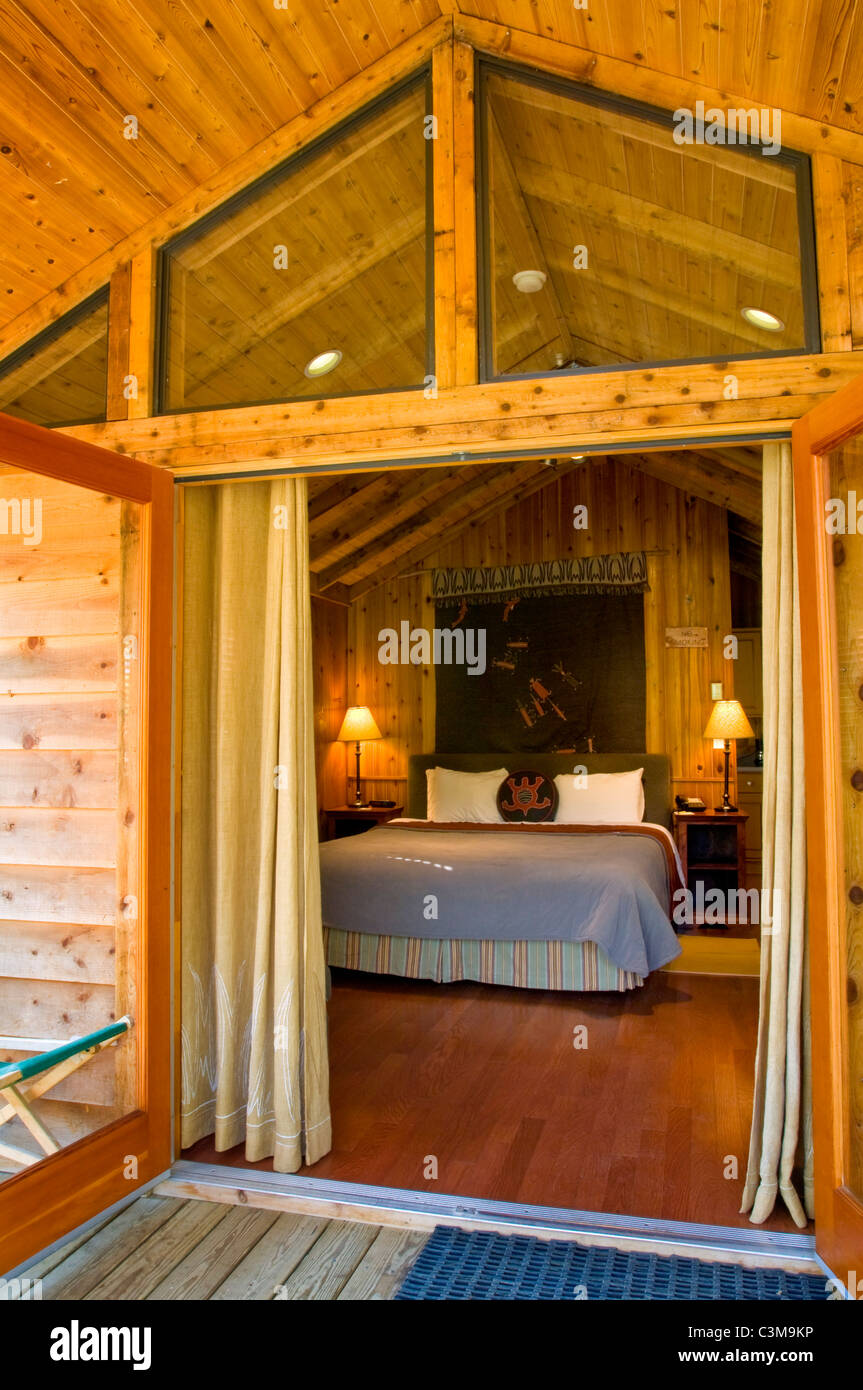 Gästebett im rustikalen Luxus in Zeder Holz Hütte, El Capitan Canyon Resort in der Nähe von Santa Barbara, Kalifornien Stockfoto