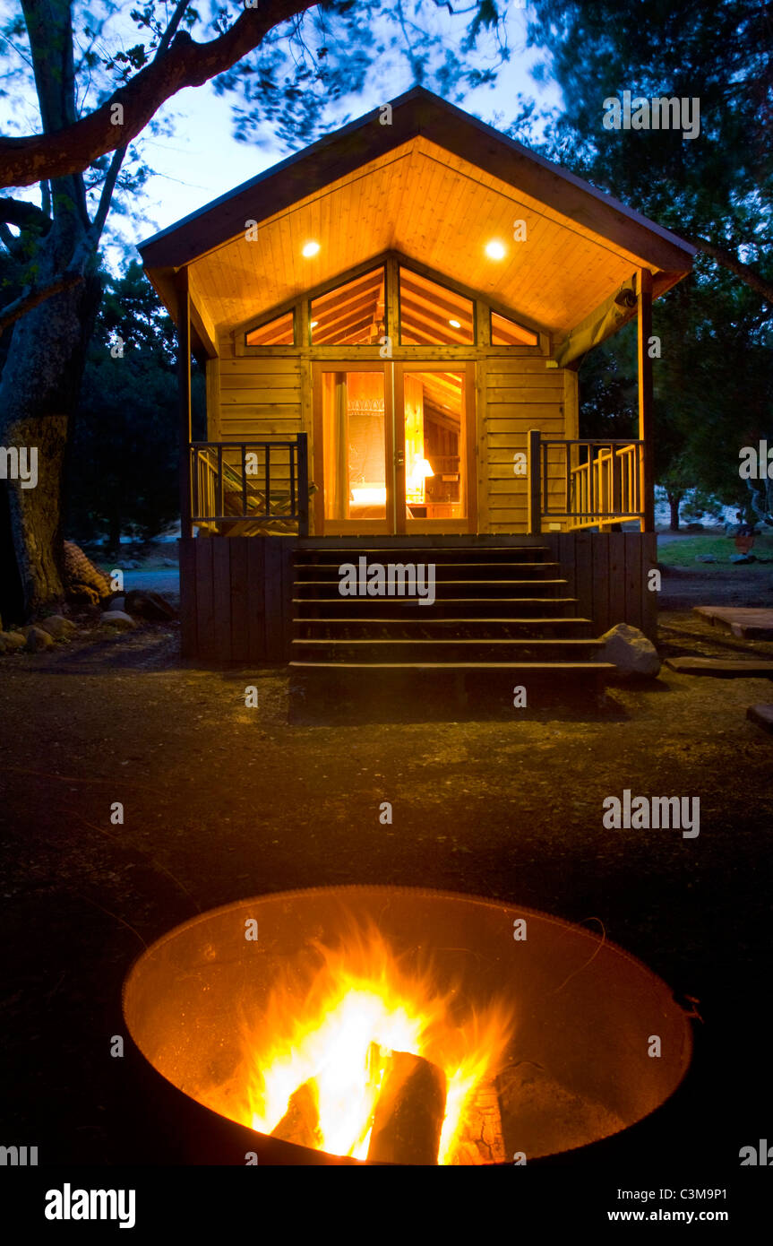 Abend am Lagerfeuer in Feuerstelle vor rustikale Holzhütte, El Capitan Canyon Resort in der Nähe von Santa Barbara, Kalifornien Stockfoto