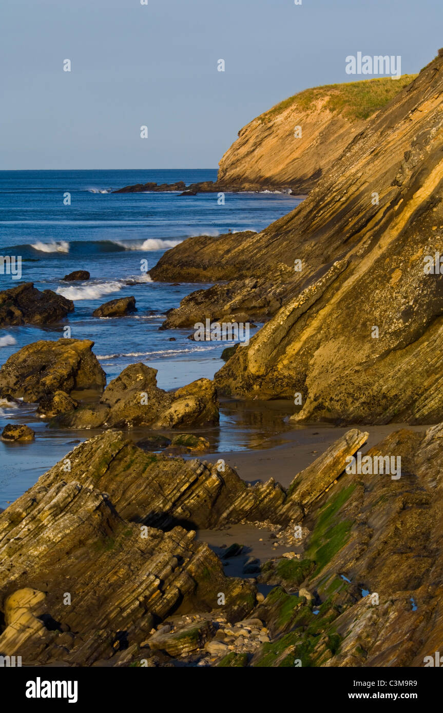 Gekerbten Klippen von Sedimentgestein mit Auftrieb, an der Küste im Gaviota Beach State Park in der Nähe von Santa Barbara, Kalifornien Stockfoto