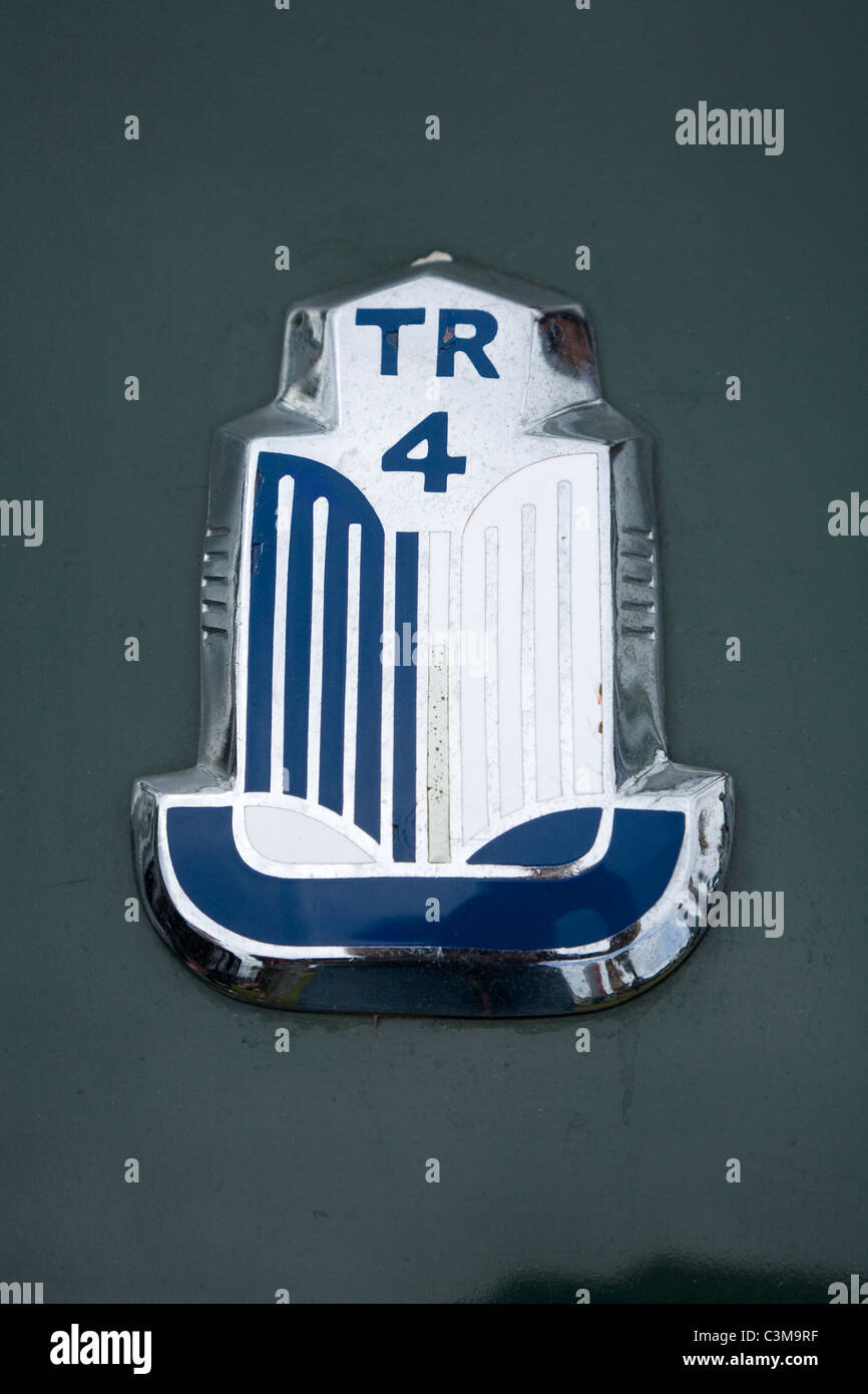 Klassische Triumph TR4 Auto Abzeichen / Kühler Kühlergrill-Logo / Abzeichen auf einem alten britischen Oldtimer. Stockfoto