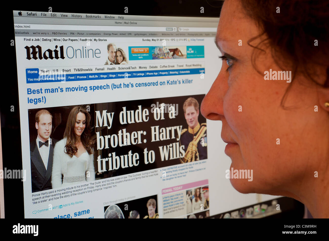 Frau liest die Mail Online-Ausgabe Stockfoto