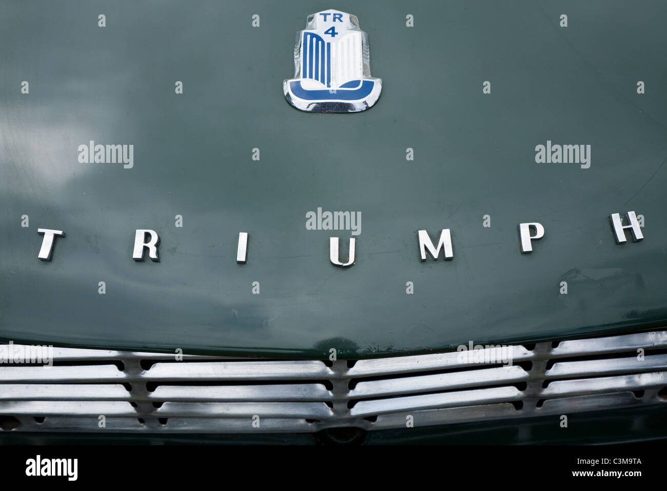 Klassische Triumph TR4 Auto Abzeichen / Kühler Kühlergrill-Logo / Abzeichen auf Motorhaube von einem alten britischen Oldtimer. Stockfoto