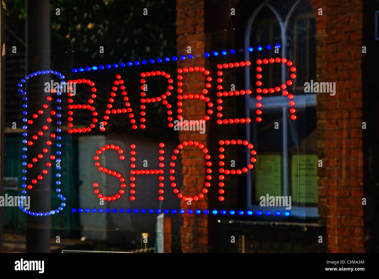Ein moderneren Barber Shop Zeichen, die den alten Stil Spirale Pol bewahrt. Stockfoto