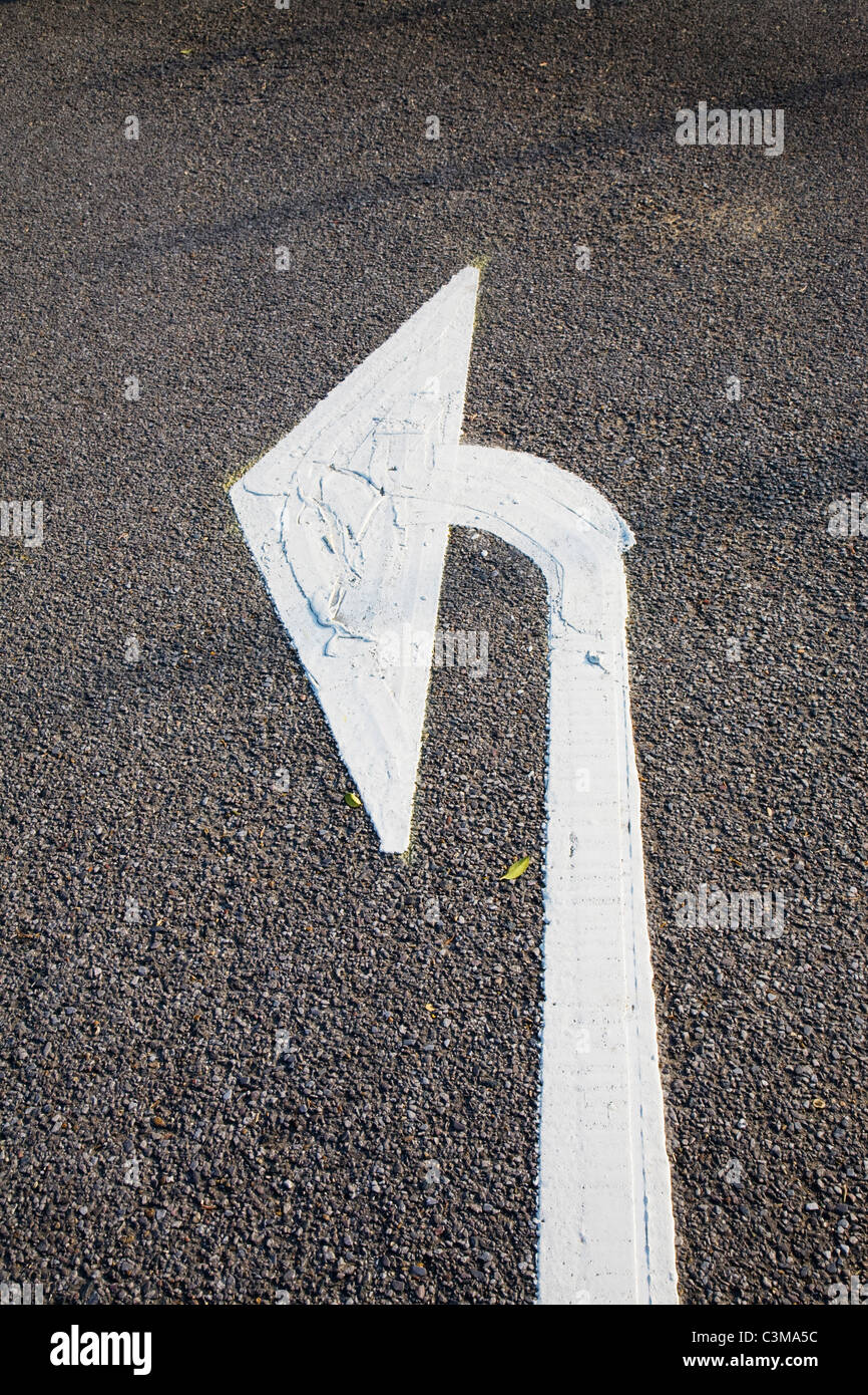 Eine linke Abbiegepfeil markieren den Weg. Stockfoto