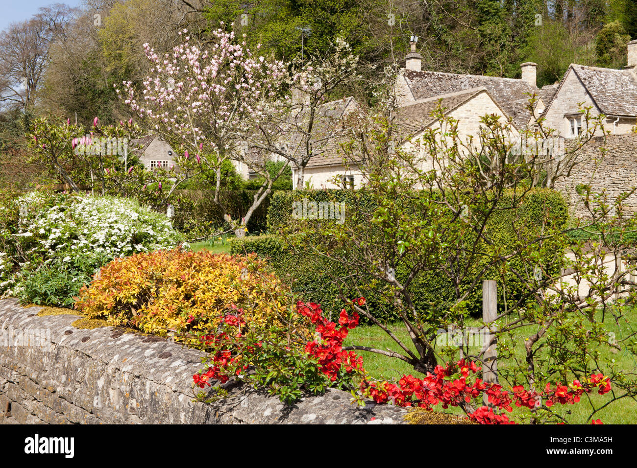 Frühling in der Cotswold-Dorf Bibury, Gloucestershire, England UK Stockfoto