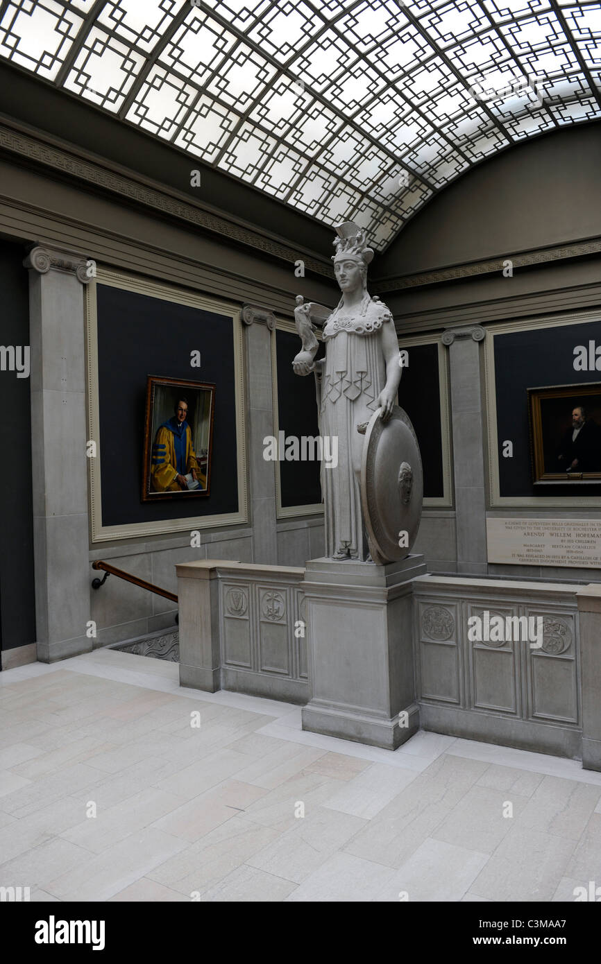 Rhush Rhees Bibliothek Lobby, University of Rochester. Rochester, NY, mit Statue der Athena. Stockfoto