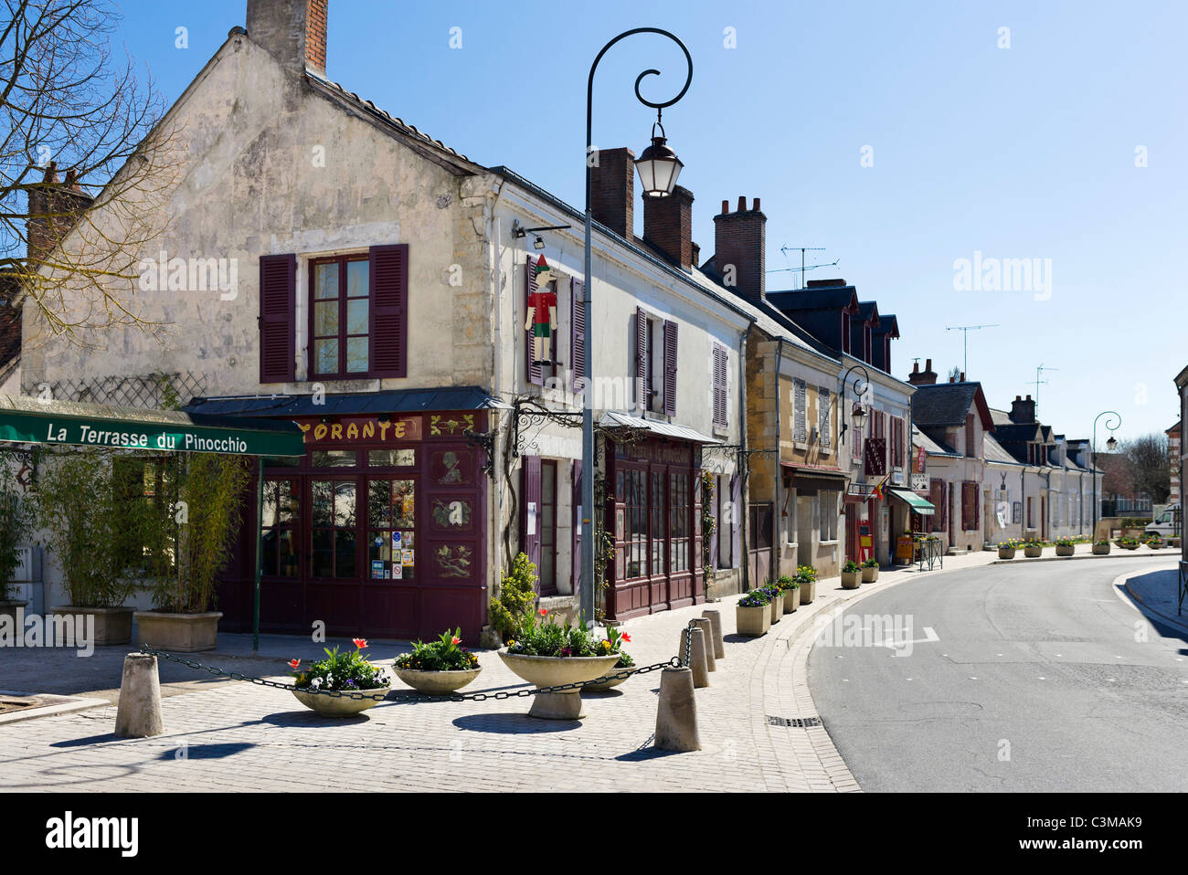 Geschäfte und Restaurants im Zentrum des Dorfes Cheverny, Val de Loire, Touraine, Frankreich Stockfoto