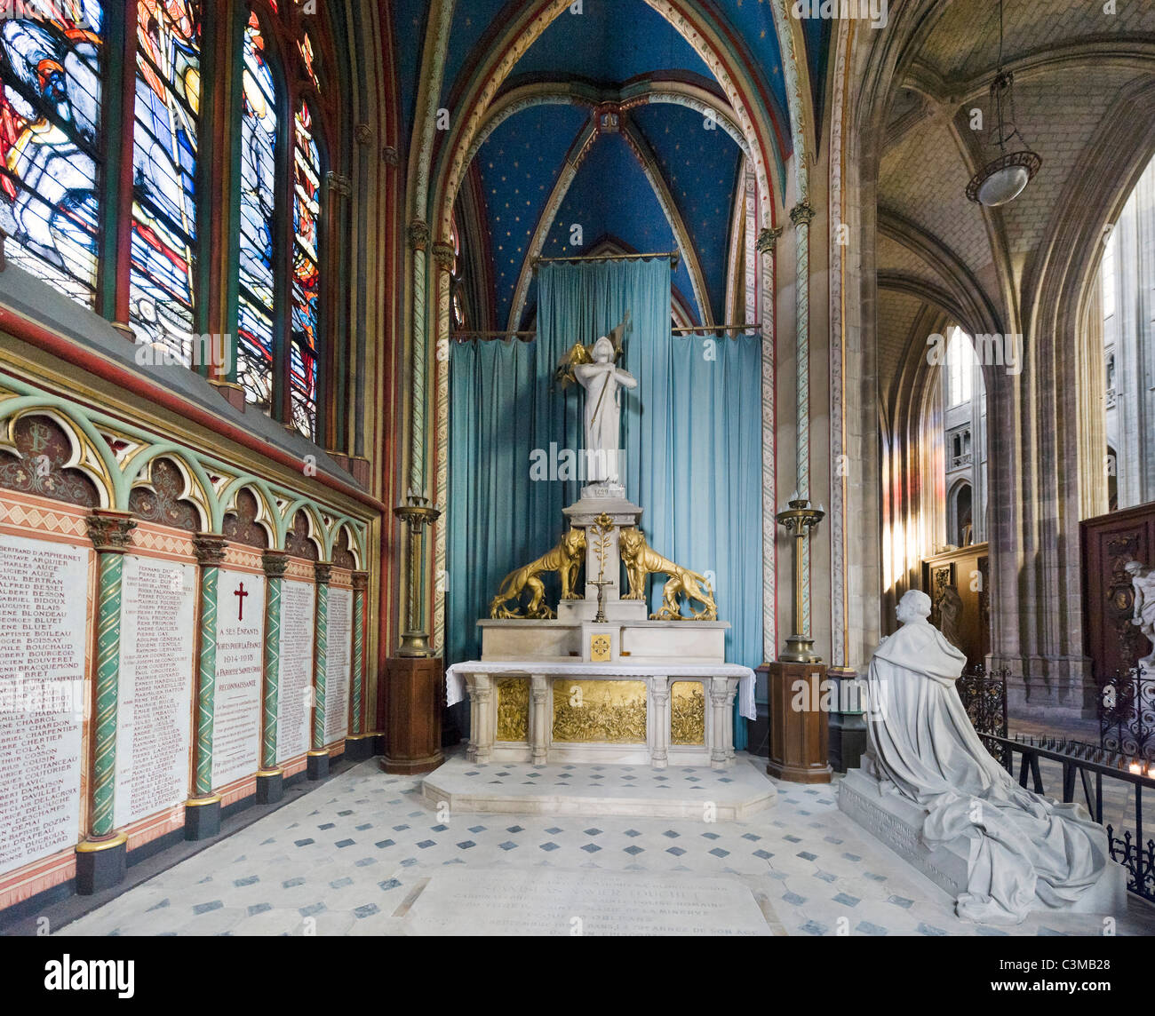 Altar zum Gedenken an die Heiligsprechung von Jeanne d ' Arc im Jahr 1920 und ein 1914-18 War Memorial, Kathedrale von Orleans, Frankreich Stockfoto