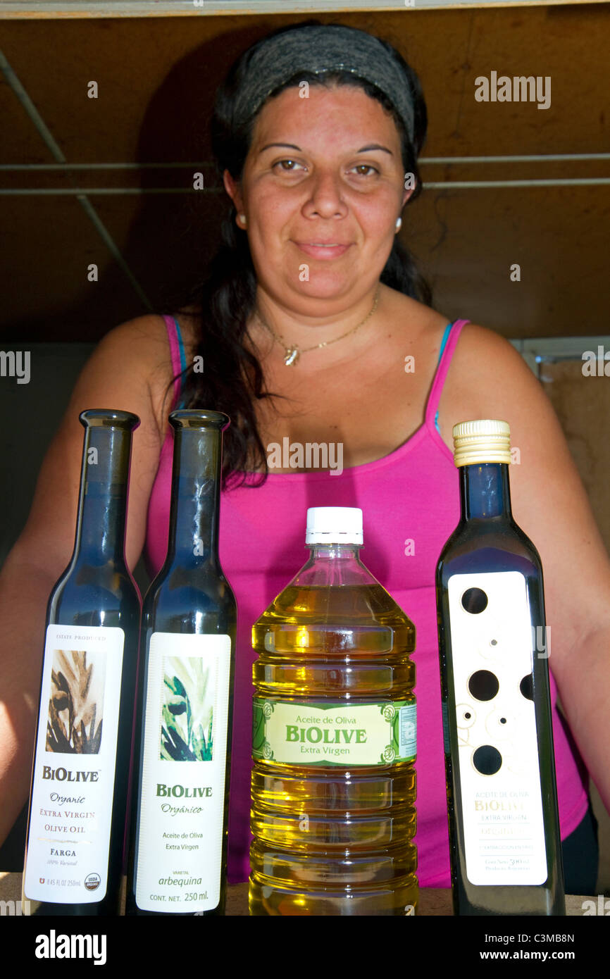 Am Straßenrand Anbieter verkaufen Olivenöl in der Nähe von Tres Aroyos, Argentinien. Stockfoto
