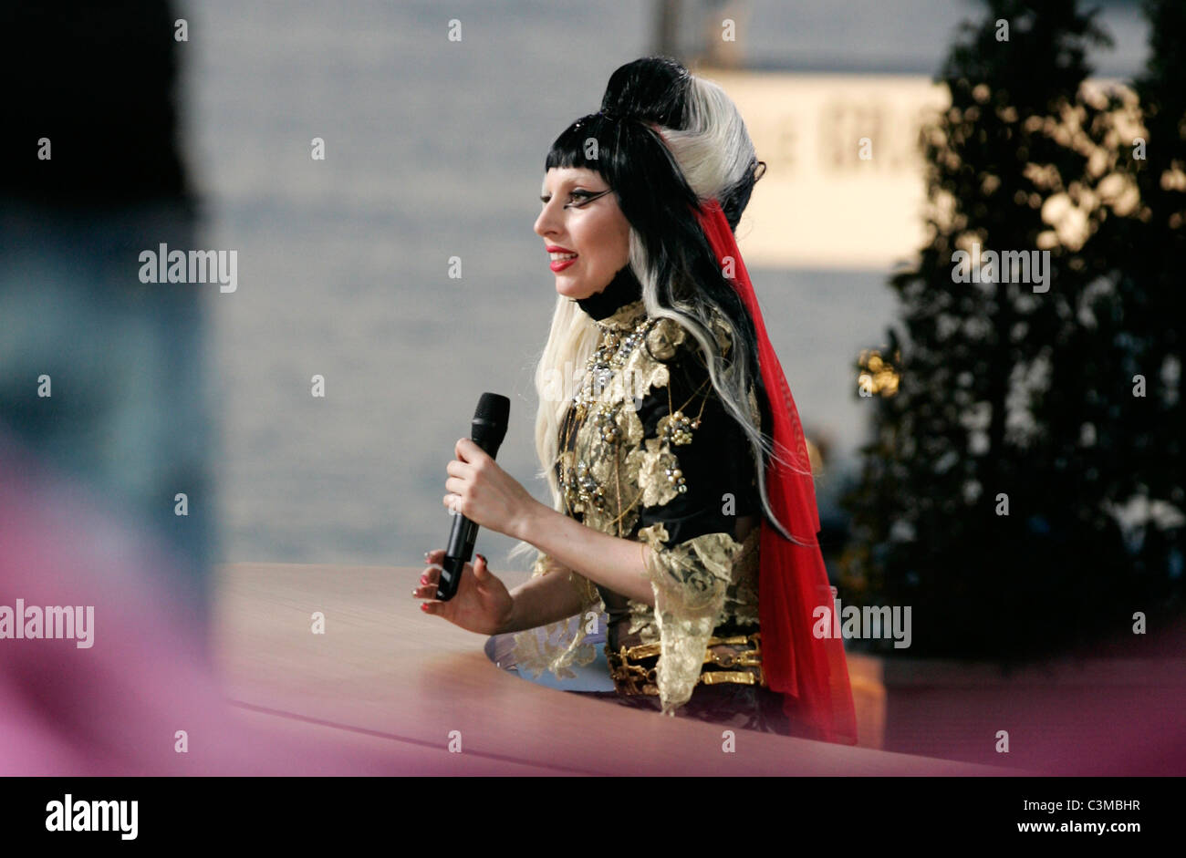 LADY GAGA LIVE-TV PERFORMANCE MARTINEZ Strand CANNES Frankreich 11. Mai 2011 Stockfoto