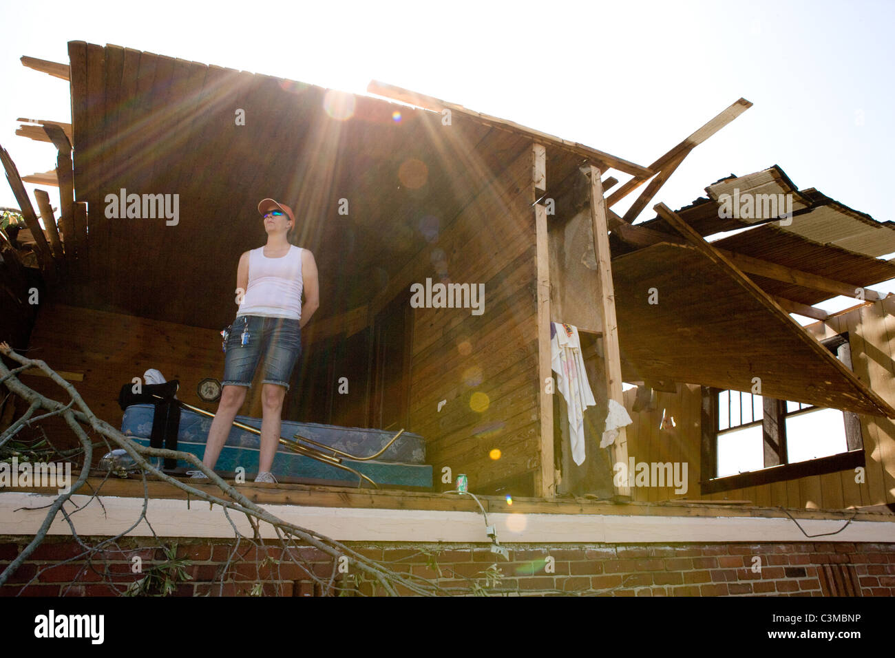 Frau, Mutter von zwei, grübelt über ihre Zukunft nach massiven Tornado ihr Zuhause in Pleasant Grove, Alabama, Mai 2011 zerstört Stockfoto