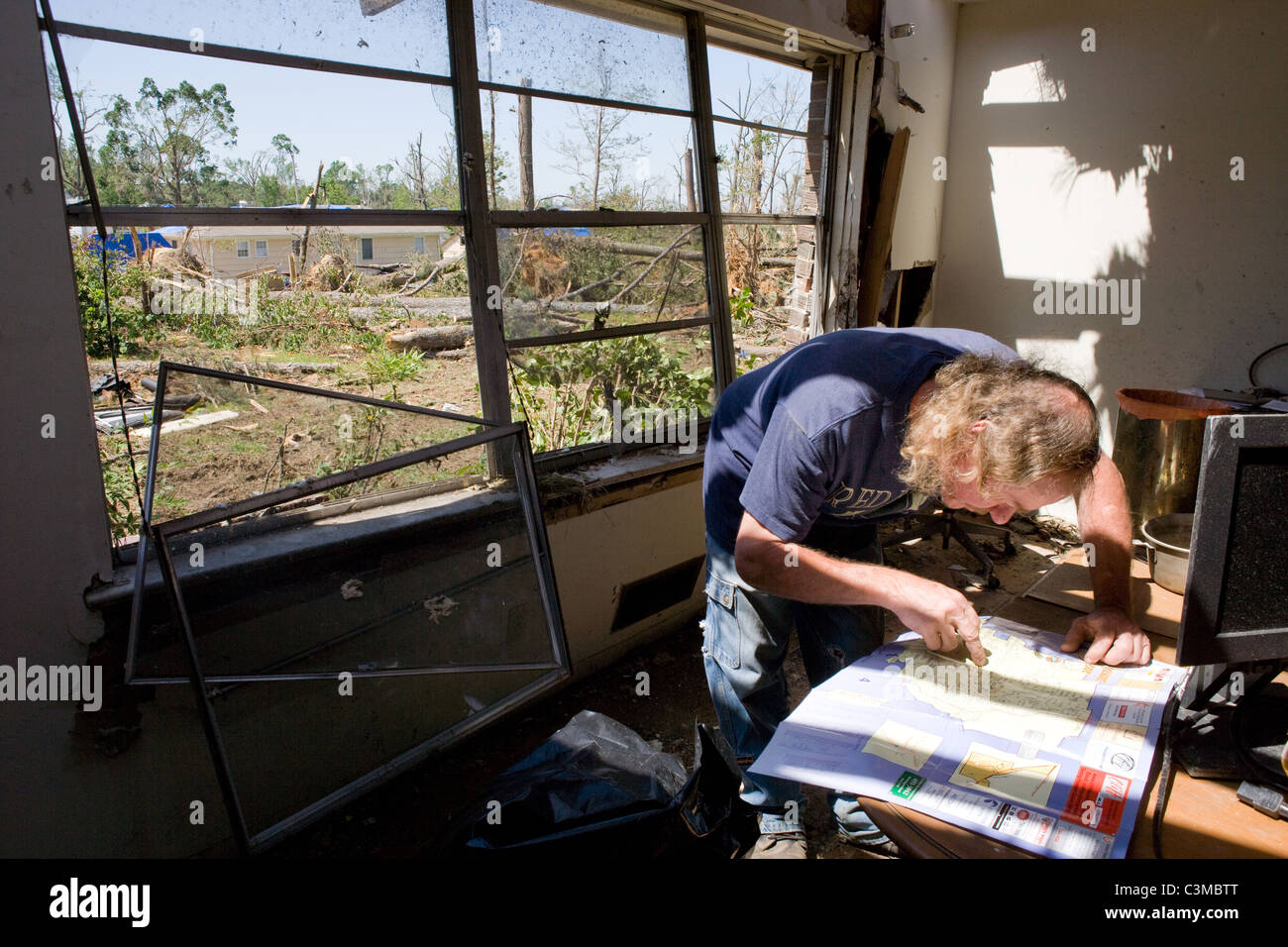 Mann-Studien-Karte von Nachbarschaft nach Tornado seine Heimat, Alabama, Mai 2011 zerstört Stockfoto