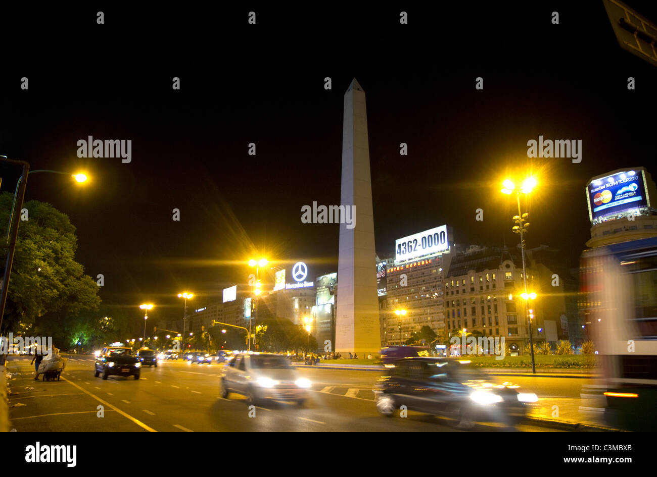 Obelisk von Buenos Aires und Argentinien Avenida 9 de Julio. Stockfoto