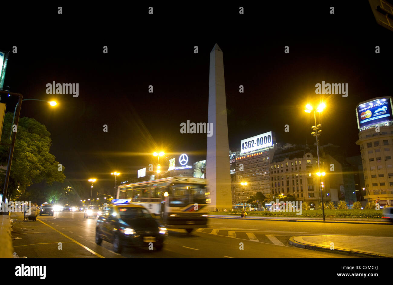 Obelisk von Buenos Aires und Argentinien Avenida 9 de Julio. Stockfoto
