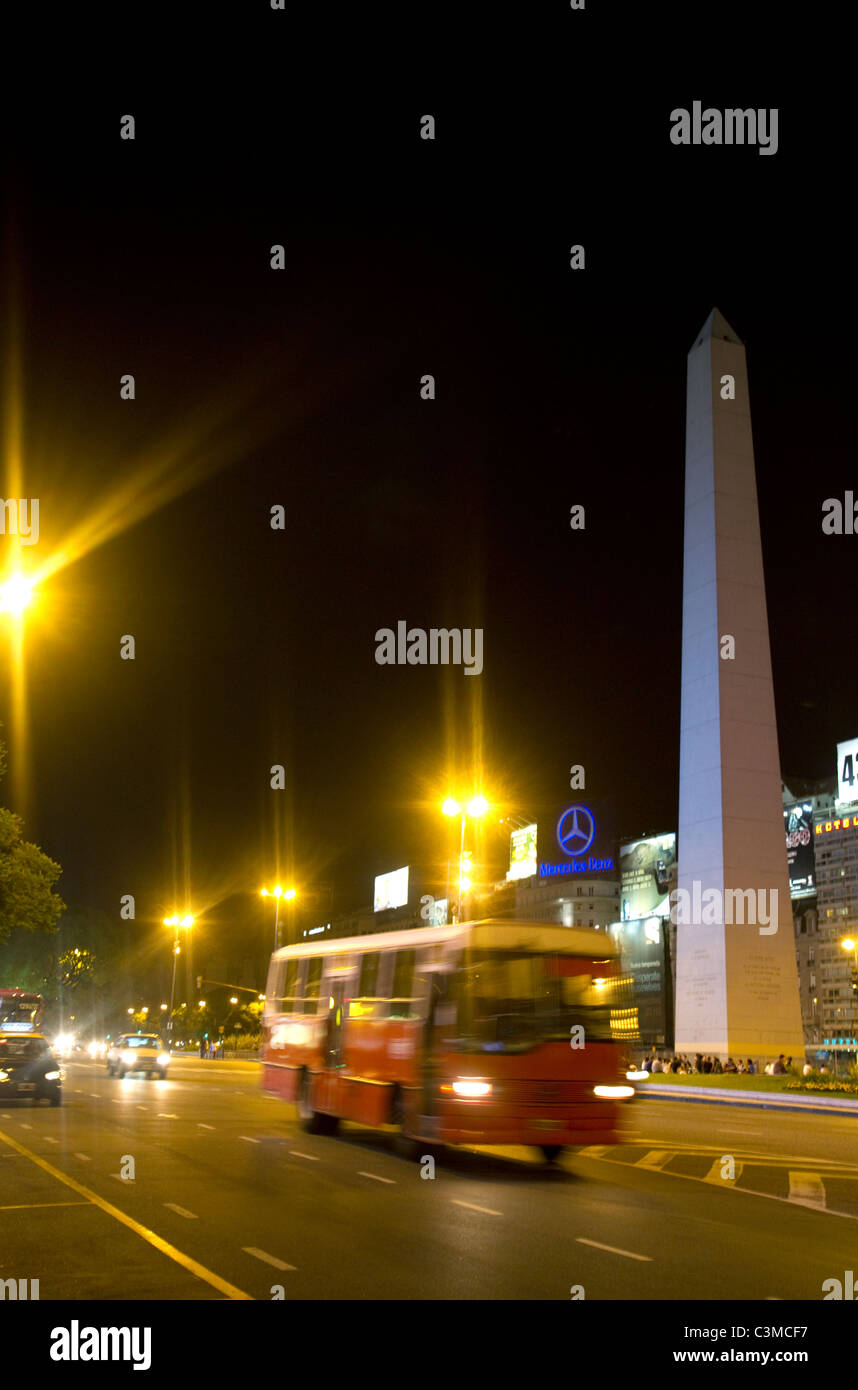 Obelisk von Buenos Aires und Argentinien Avenida 9 de Julio. Stockfoto