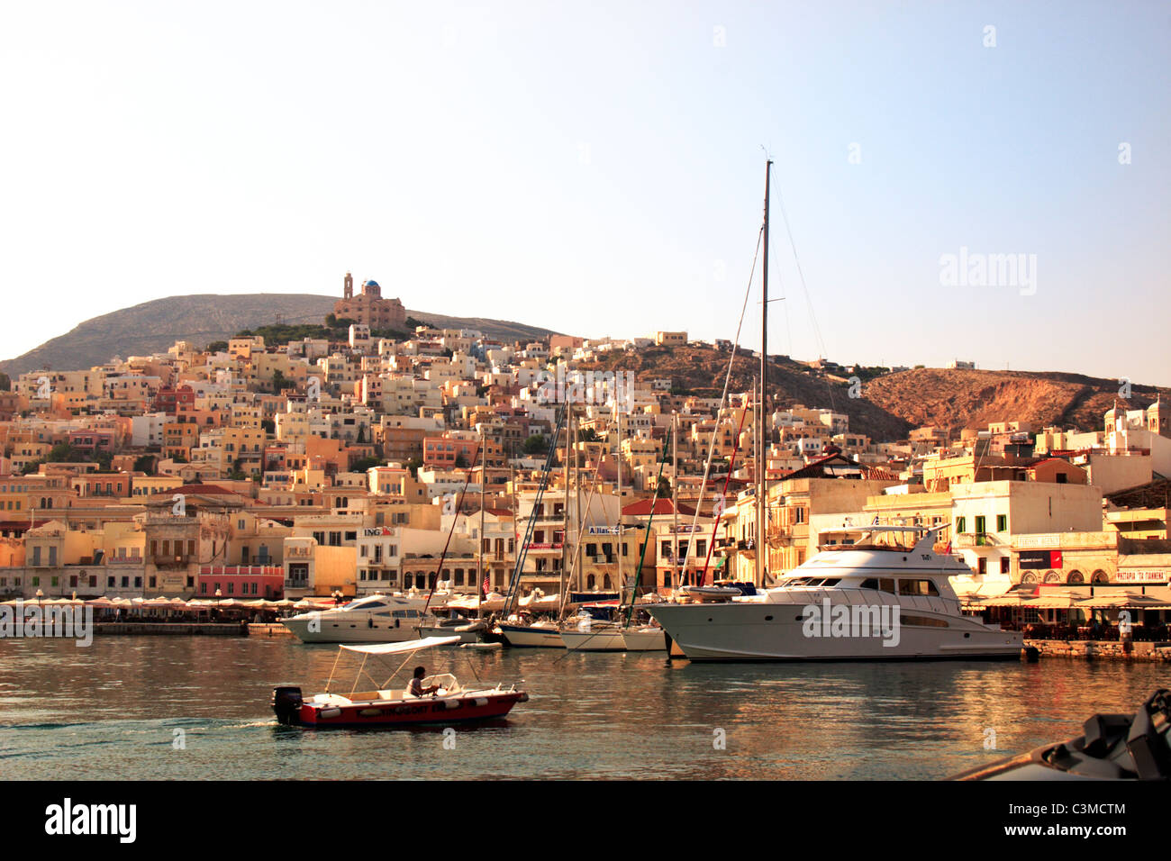 Ermoupolis Hafen und Stadt griechischen Kykladeninsel Syros Griechenland EU Europäische Union Europa Stockfoto