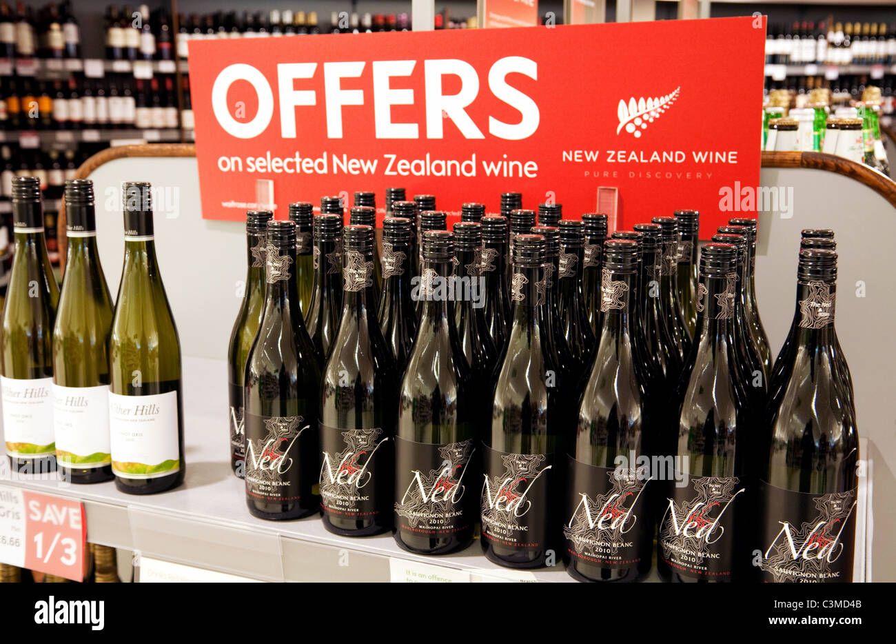 Wein bietet UK; Flaschen von Neuseeland Wein kaufen mit Rabatt, Waitrose Supermarkt, Großbritannien Stockfoto