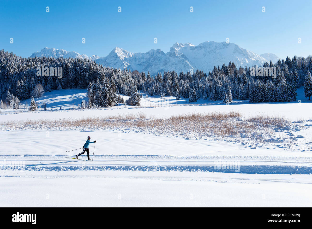 Deutschland, Bayern, Isartal, Senior Woman macht Langlaufen Stockfoto