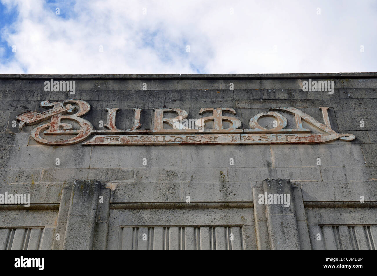 Chippenham, Wiltshire, England: Art-Deco-Zeichen für Burton der Schneider Stockfoto