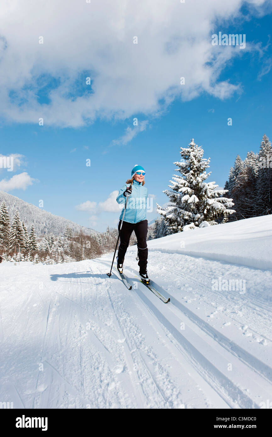 Deutschland, Bayern, Aschermoos, Senior Frau tun, Ski-Langlauf Stockfoto