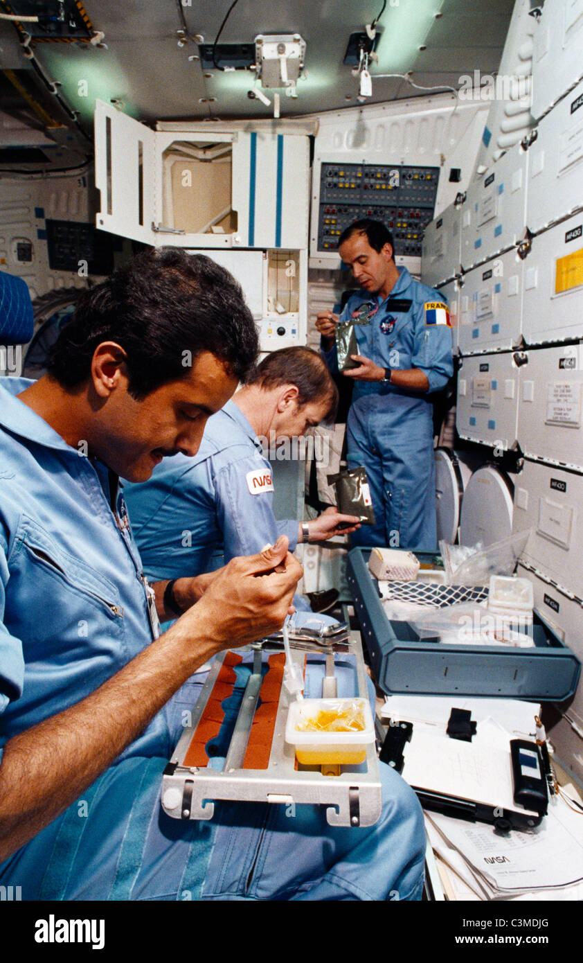 Astronauten Sultan bin Salman bin Abdul Aziz (Saudi Prince) und Patrick Baudry, die im Discovery Space Shuttle arbeiten, Juni 1985 Stockfoto