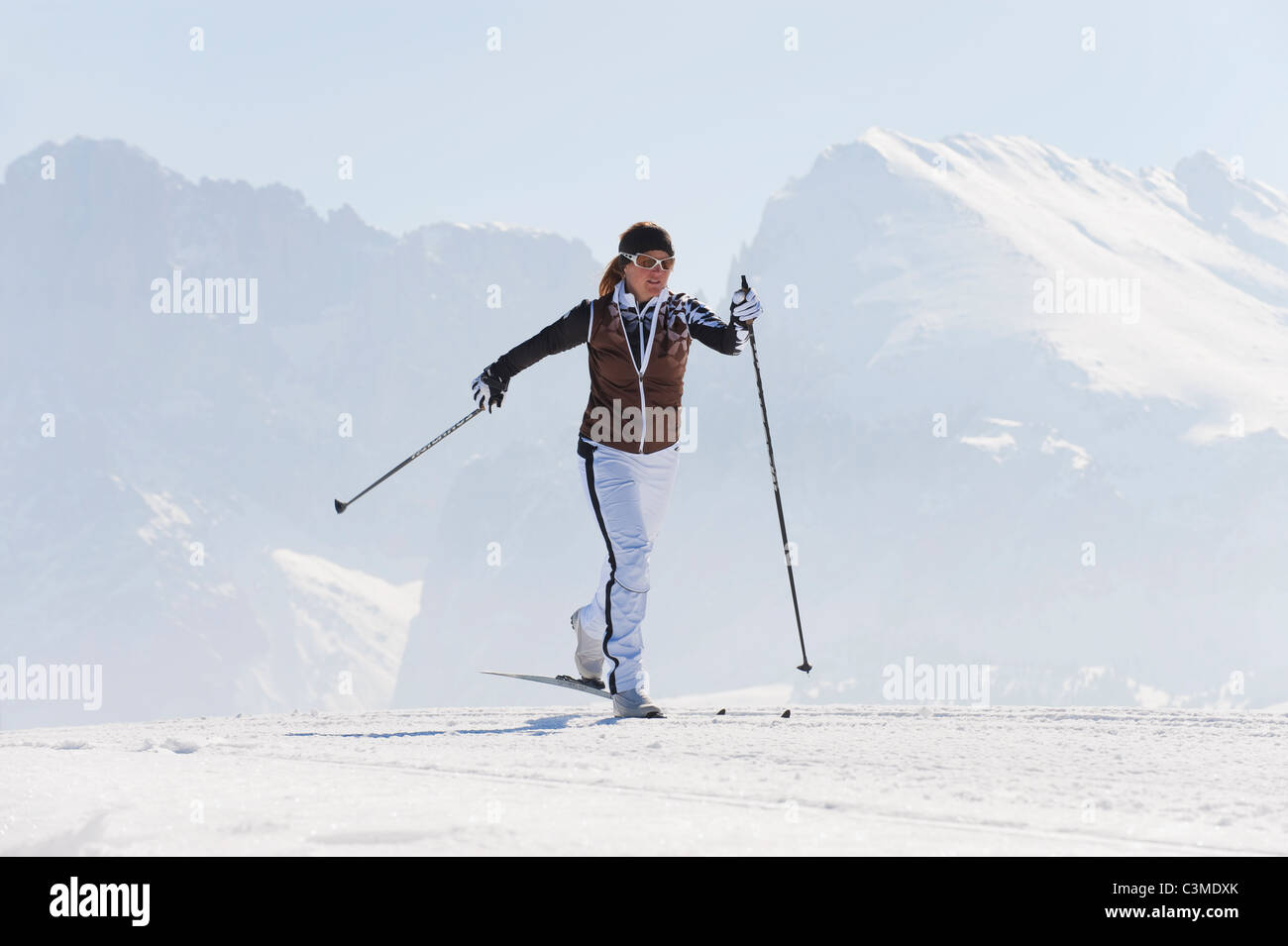 Italien, Trentino-Alto Adige, Alto Adige, Bolzano, Seiser Alm, Mitte Erwachsene Frau macht Langlaufen Stockfoto