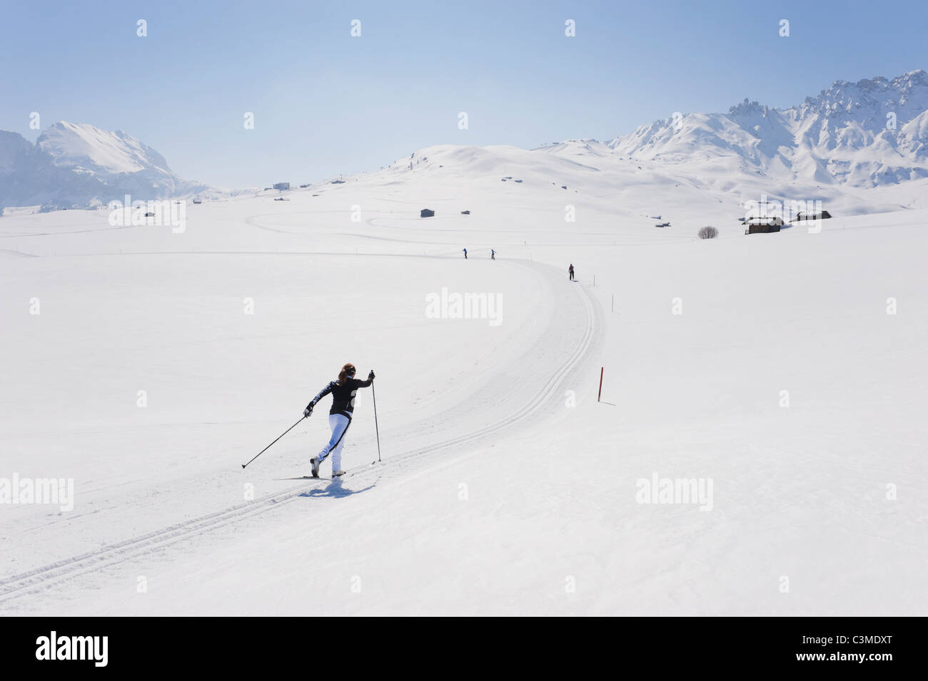 Italien, Trentino-Alto Adige, Alto Adige, Bolzano, Seiser Alm, Mitte Erwachsene Frau macht Langlaufen Stockfoto