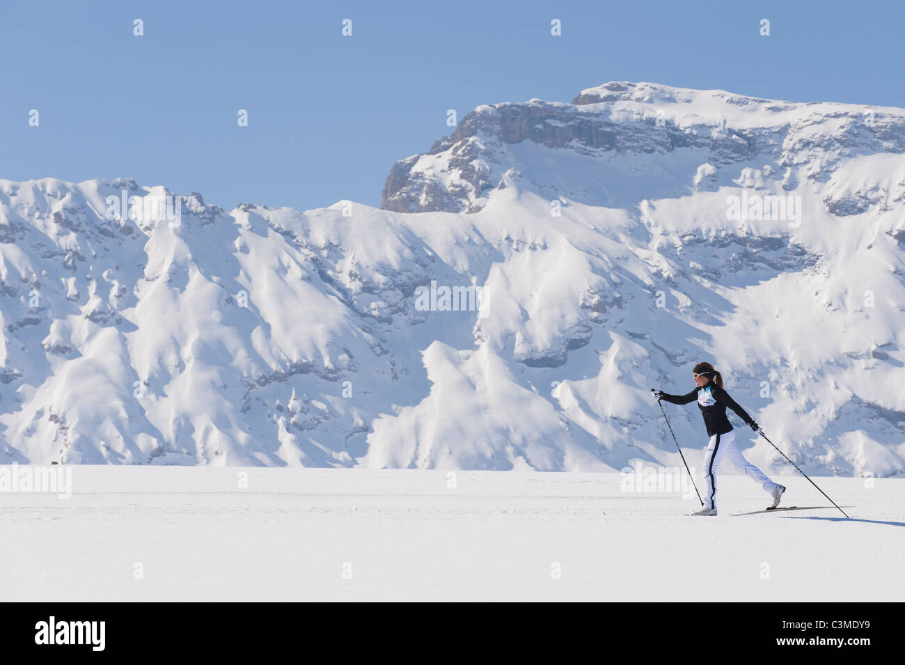 Italien, Trentino-Alto Adige, Alto Adige, Bolzano, Seiser Alm, Mitte Erwachsene Frau macht Langlaufen Stockfoto