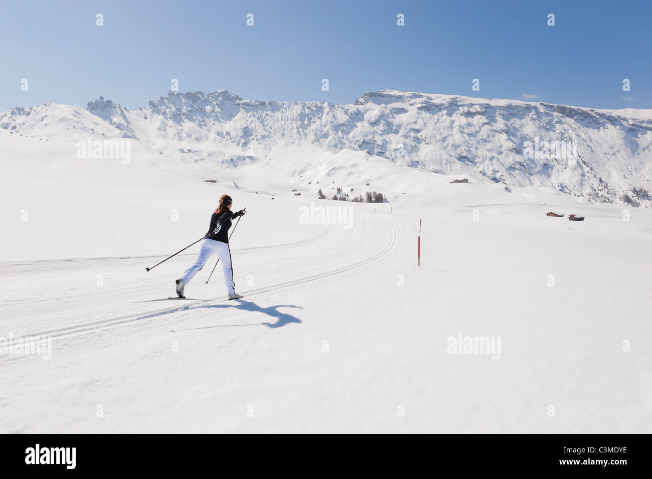 Italien, Trentino-Alto Adige, Alto Adige, Bolzano, Seiser Alm, Mitte Erwachsene Frau macht Langlaufen Stockfoto