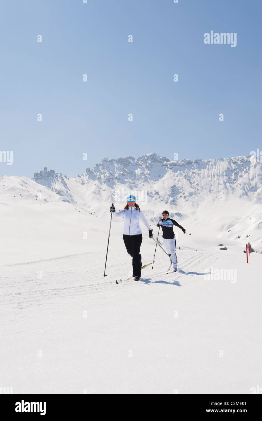 Italien, Trentino-Alto Adige, Alto Adige, Bolzano, Seiser Alm, zwei Frauen, Ski-Langlauf Stockfoto