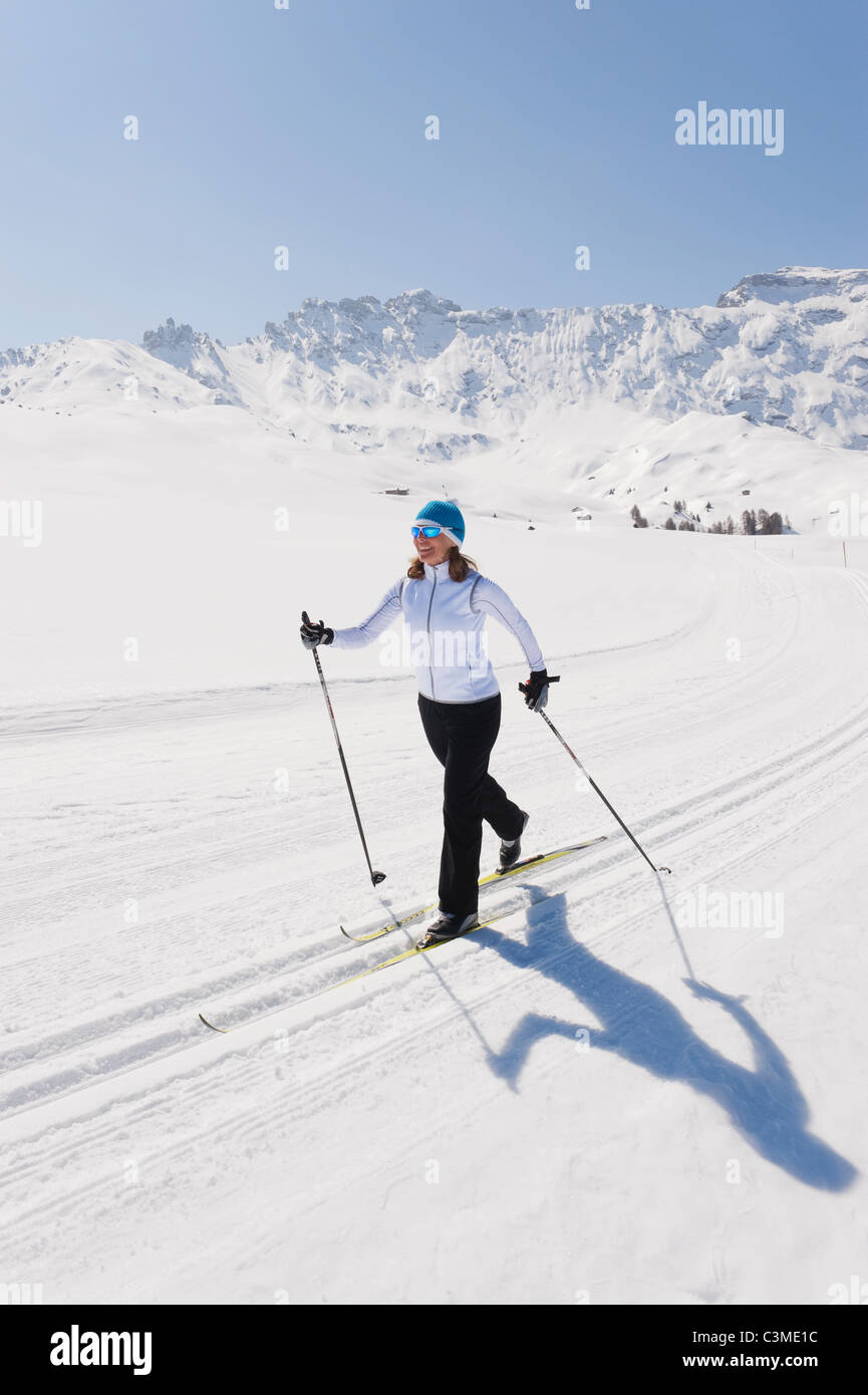 Italien, Trentino-Alto Adige, Alto Adige, Bolzano, Seiser Alm, Senior Frau tun, Ski-Langlauf Stockfoto