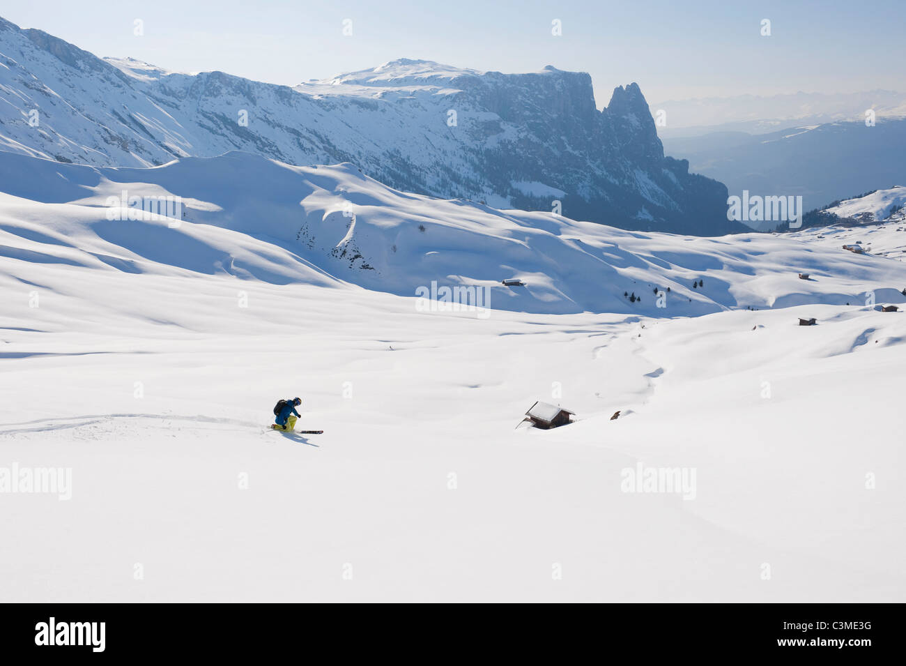 Trentino-Alto Adige, Alto Adige, Bolzano, Italien, Seiser Alm, Mitte erwachsenen Mannes auf Skitour Stockfoto