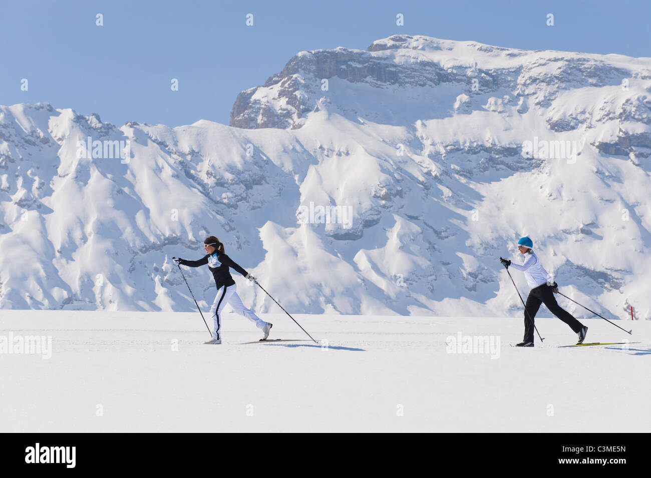 Italien, Trentino-Alto Adige, Alto Adige, Bolzano, Seiser Alm, zwei Frauen, Ski-Langlauf in der Nähe von Berg Stockfoto