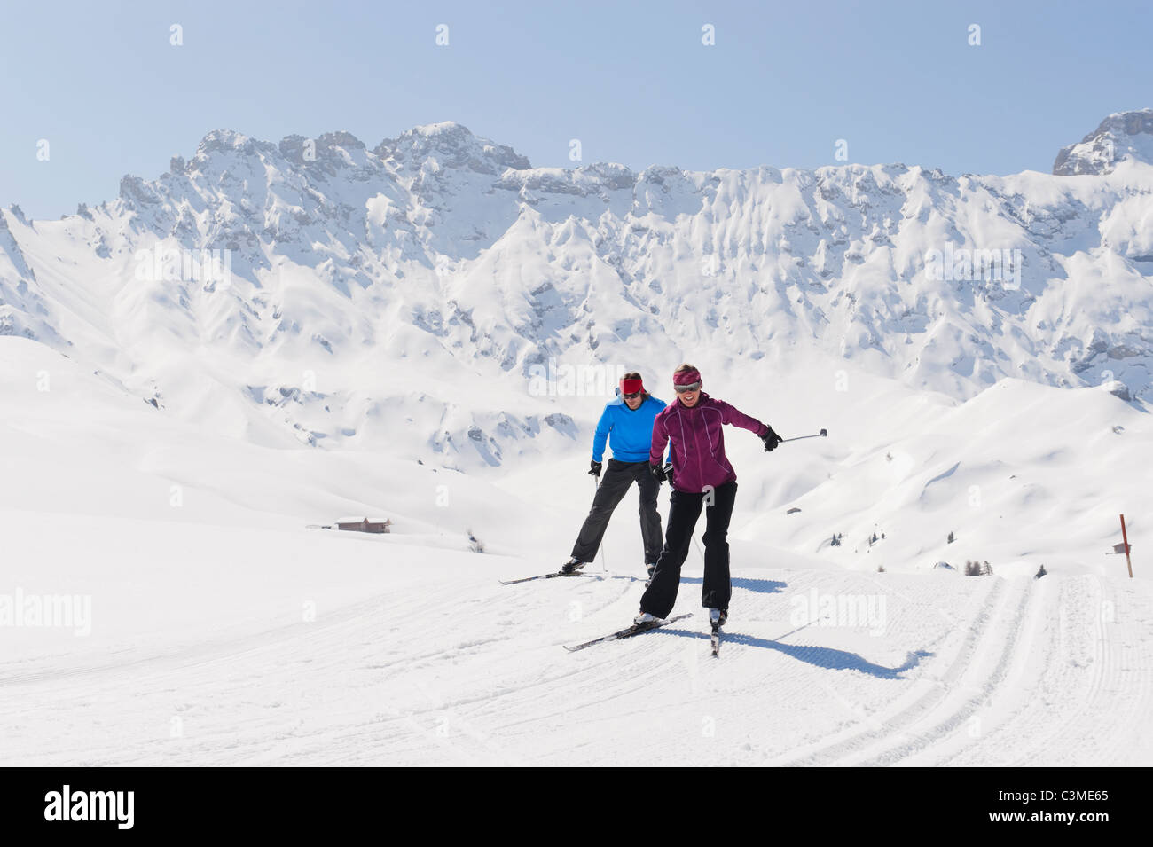 Italien, Trentino-Alto Adige, Alto Adige, Bolzano, Seiser Alm, Mann und Frau machen Langlaufen Stockfoto