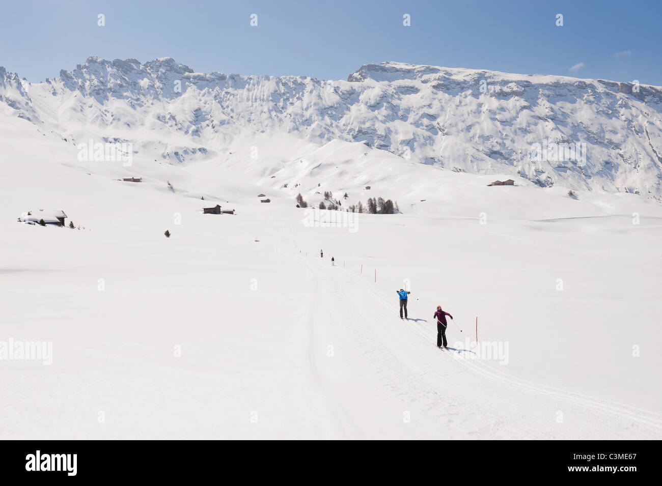 Italien, Trentino-Alto Adige, Alto Adige, Bolzano, Seiser Alm, Mann und Frau machen Langlaufen Stockfoto