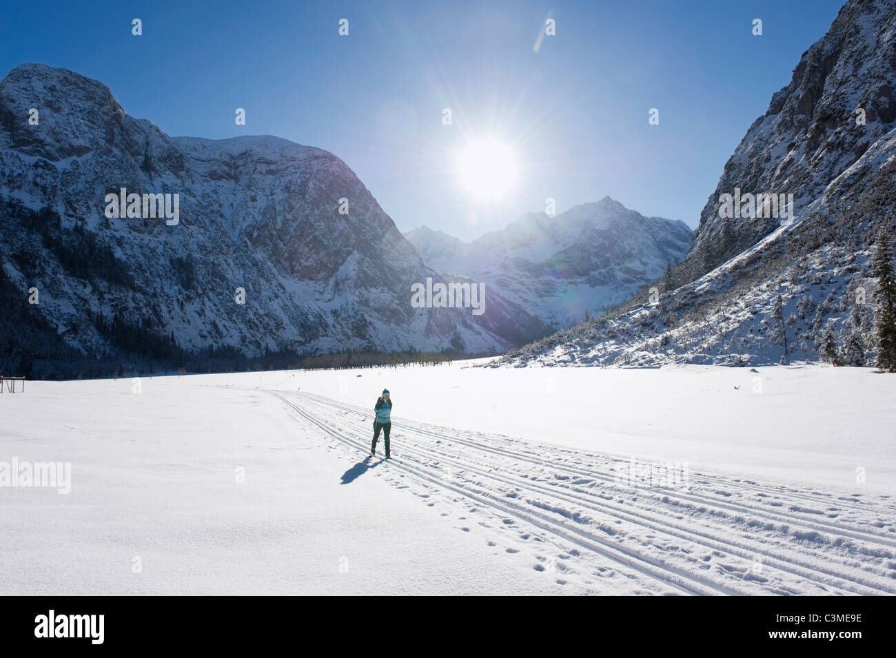 Deutschland, Bayern, Senior Frau tun, Ski-Langlauf mit den Karwendal-Bergen im Hintergrund Stockfoto