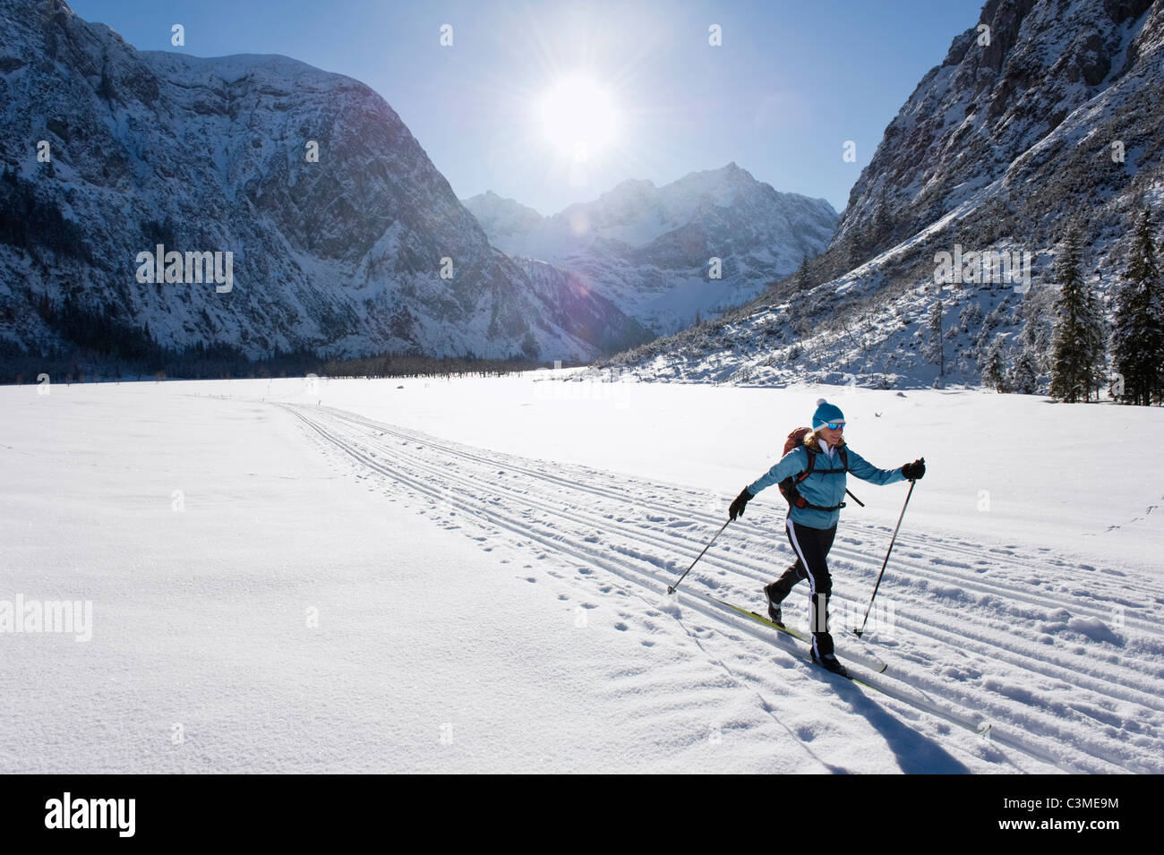Deutschland, Bayern, Senior Frau tun, Ski-Langlauf mit den Karwendal-Bergen im Hintergrund Stockfoto