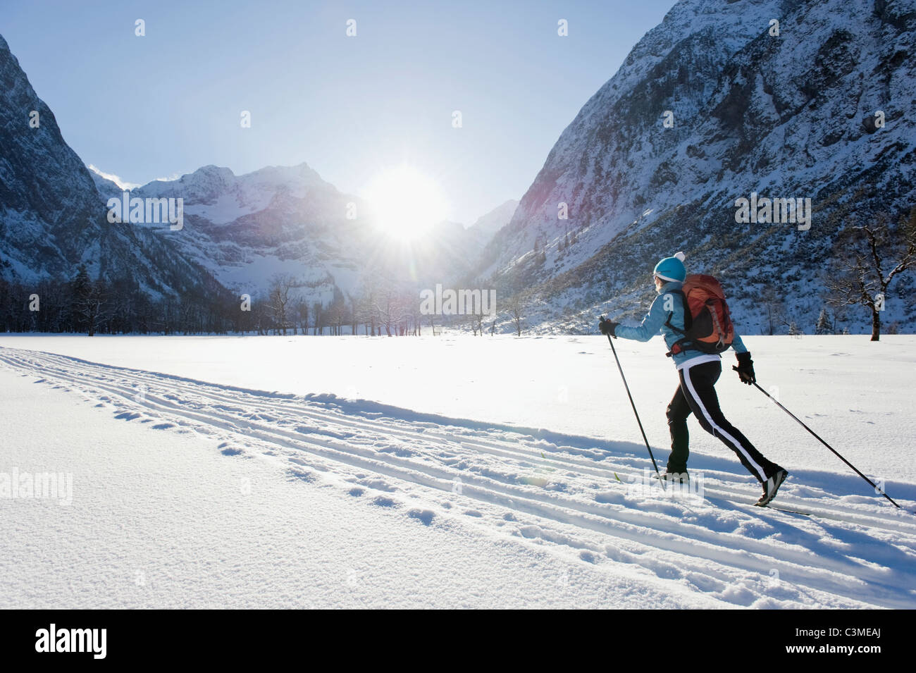 Deutschland, Bayern, Senior Frau tun, Ski-Langlauf mit den Karwendal-Bergen im Hintergrund Stockfoto