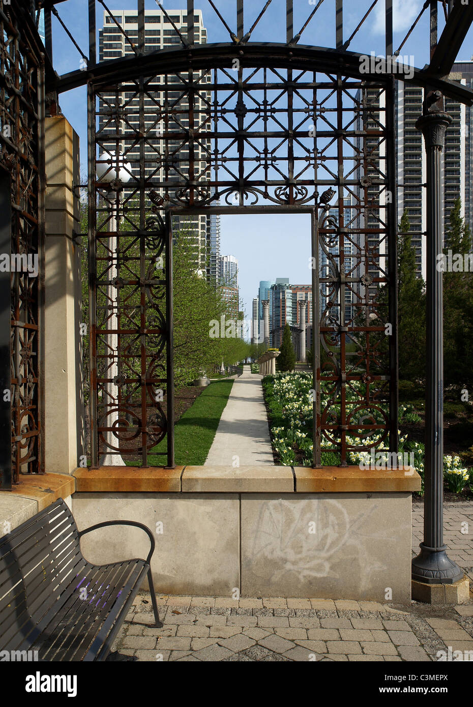 Ansicht gefiltert und umrahmt von Eisen Rahmen Gehäuse an den Krebsüberlebenden Garten im Grant Park, Chicago, IL - April 2010 Stockfoto