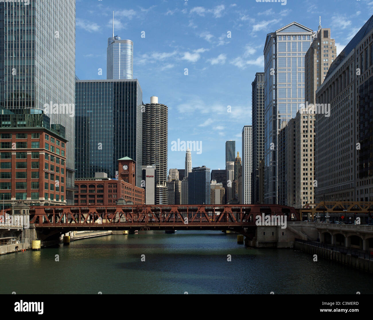 zeigen Sie östlich von der Franklin Street Bridge von der Nordschleife in Chicago neben an, um den Chicago River - April 2010 Stockfoto